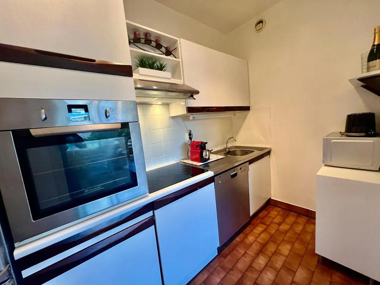 B038 Spacieux Appartement Proche Croisette Parking Cannes 0*,  France
